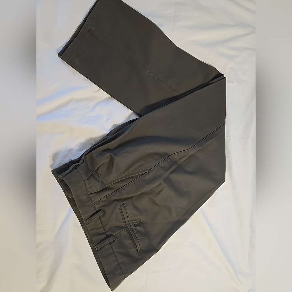 Men's St. John's Bay Worry Free Pant Classic Fit 38x32 Army Green